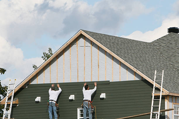 Professional Siding Installation technician working in Warsaw, IL